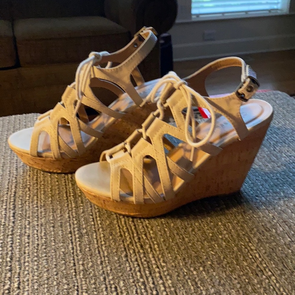 City Classified tan sandals w/heels 7.5M